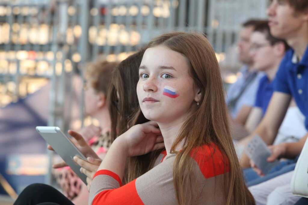 В Твери в День Государственного флага РФ развернут девятиметровый триколор