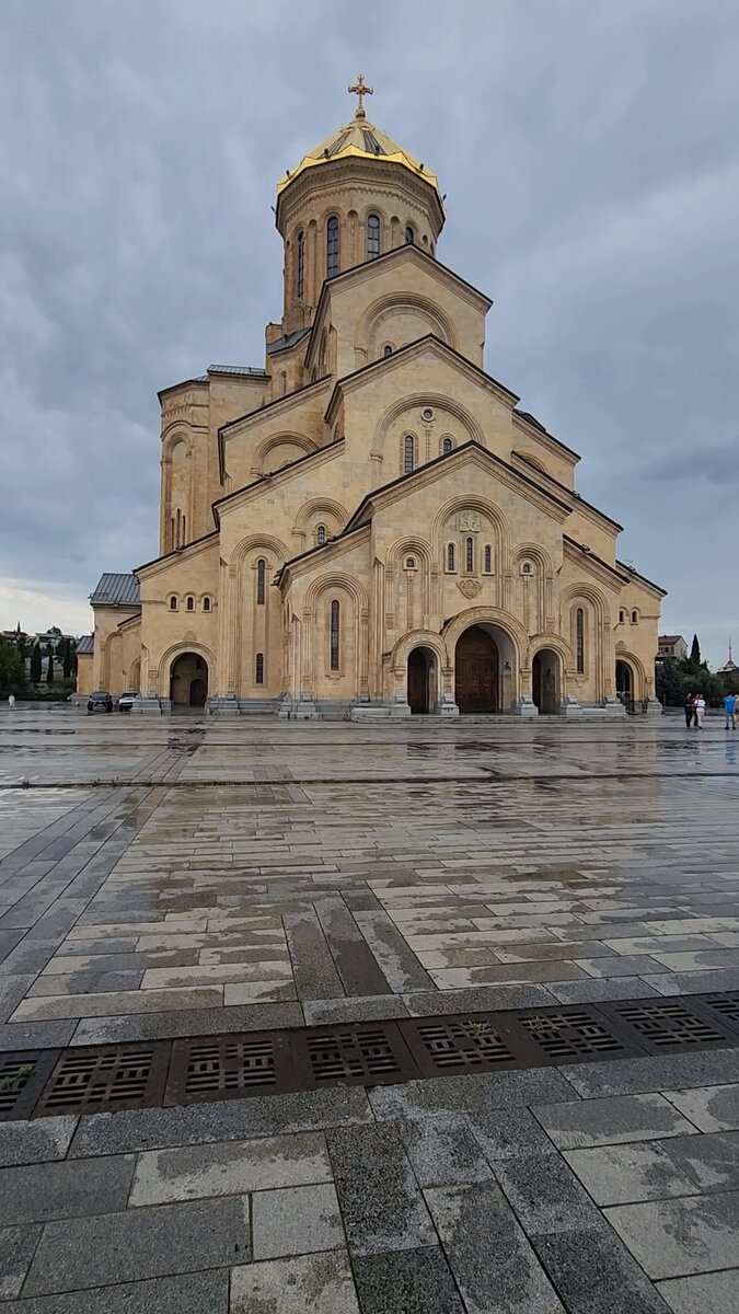  кафедральный  собор Грузинской православной церкви Цминда Самеба