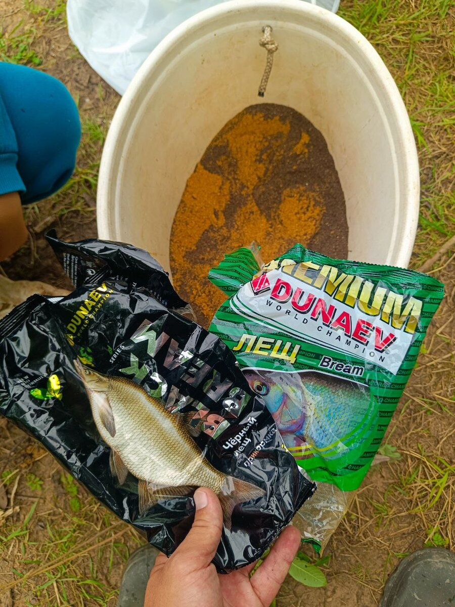 Дунаев лещ светлый и темный. Банка кукурузы и вареный горох с перловкой