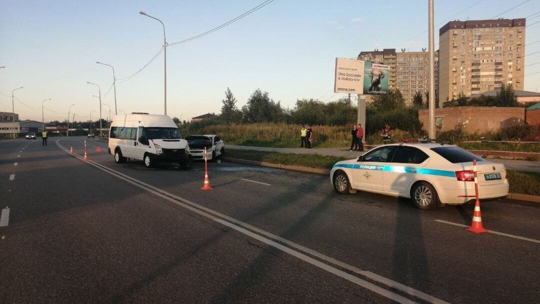     Авария с участием автобуса произошла сегодня вечером в Тюмени на улице Домостроителей, 19. Здесь водитель автомобиля Hyundai Solaris врезался в Ford Transit, который осуществлял развозку работников одной из тюменских организаций.
