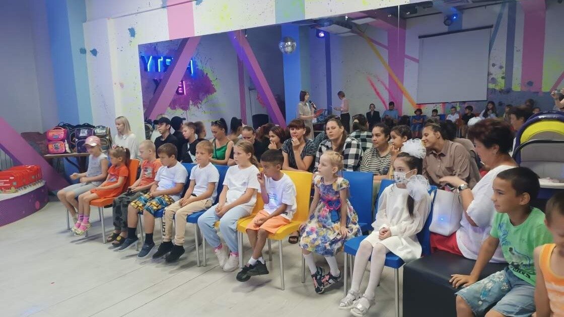     Первоклассники получили подарки и участвовали в игровой программе.