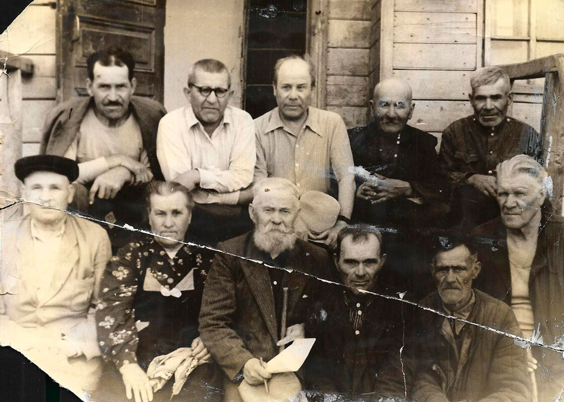 Встреча бойцов Богучарского полка. Во втором ряду второй слева - Цыбин Роман Васильевич. Фото из Интернета (в семейном архиве такой фотографии нет).