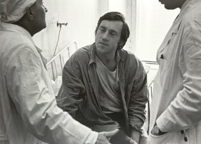 Владимир Высоцкий. Отделение реанимации института скорой помощи имени Склифосовского.  Москва, 1975 год. Фото Юрия Рыбчинского из серии «Лица и положения»