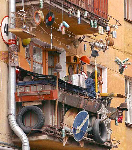 «Украшения» из пустых банок – возможно, попытка сделать этот захламленный балкон хотя бы немного оригинальнее