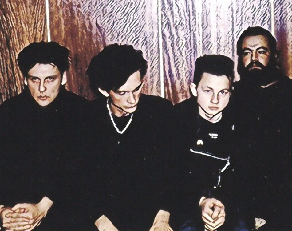 Игорь Журавлев - вокалист,  второй слева. Олег Парастаев - клавиши, четверытый слева.