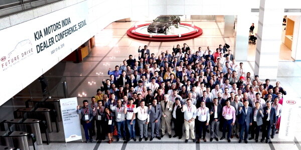 Местные автодилеры из Индии позируют для фотографии во время мероприятия Kia Motors в Сеуле 13 марта. (Kia Motors)
