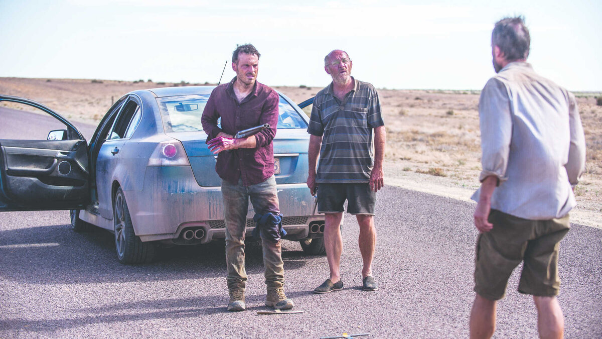 Эрик догоняет грабителей, но с первого раза машину забрать не удаётся.