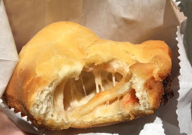 Панцеротти с помидорами и моцареллой