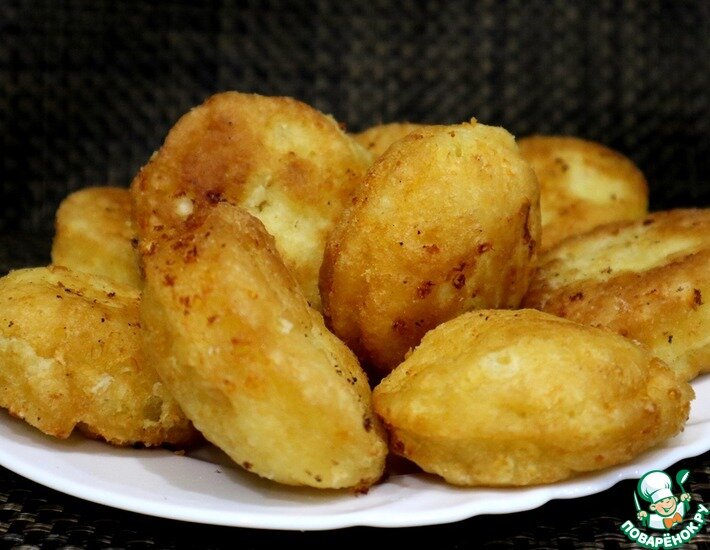 Пышные, мягкие и очень вкусные пончики из творога. Рука сама тянется за добавкой. Обожаю их за их простоту и вкусноту! Рекомендую!