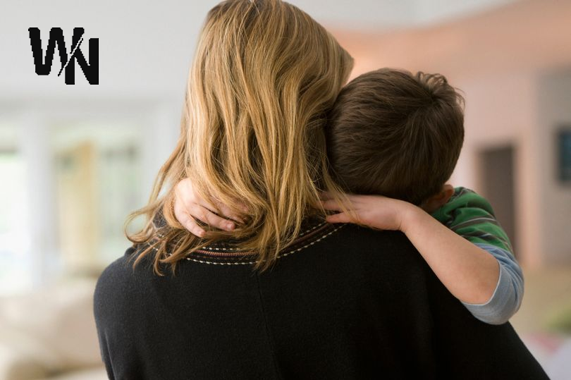 Молодого человека оценивают и высмеют, когда его «мысли выходят из строя» 