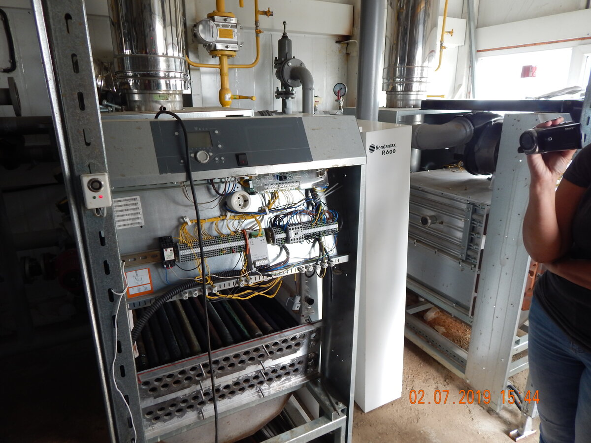 Судя по всему, зима 2019-2020 для рынка жилищно-коммунальных услуг в РГО будет довольно тяжелой. Причиной тому – медведь в посудной лавке под названием МБУ УК РГО, который втиснут туда властью, без каких-либо предварительных расчетов, совершенно противозаконно и не спросив об этом ни у продавцов ни у покупателей этого самого хрупкого продукта – жилищно-коммунальных услуг. Власти не привыкать к критике со стороны народа. Она научилась объяснять любые свои ошибки и преступления. Но труднее будет объяснить народу разницу, между качеством услуг частных организаций и МБУ УК РГО. Эта разница, при чем огромная уже есть в ЖК «Москворецкое», где корпусы 2 и 3 управляются самими жильцами, а корпус 4 МБУ УК РГО. Где совершенно новый дом находится в аварийном состоянии по многим моментам, а особенно по системе отопления.
Поэтому, возможно власти следует попробовать пойти до конца и уничтожить рынок управления домами полностью, убив оставшиеся ТСЖ и УК. Чтобы всем было одинаково плохо. Чтобы сравнивать было не с чем. Уж если накладывать в штаны, так полностью.
При этом, как бы грустно все это не было, я вижу в этом больше плюсов. Ибо этот эксперимент будет наглядным уроком для всех, что власть - плохой поставщик услуг. Любых. Начиная со здравоохранения, кончая ЖКУ. Никогда власть не будет заботиться о многоквартирном доме так как это делают сами хозяева. В конце концов, иметь свое ТСЖ и частную управляющую компанию станет престижным.