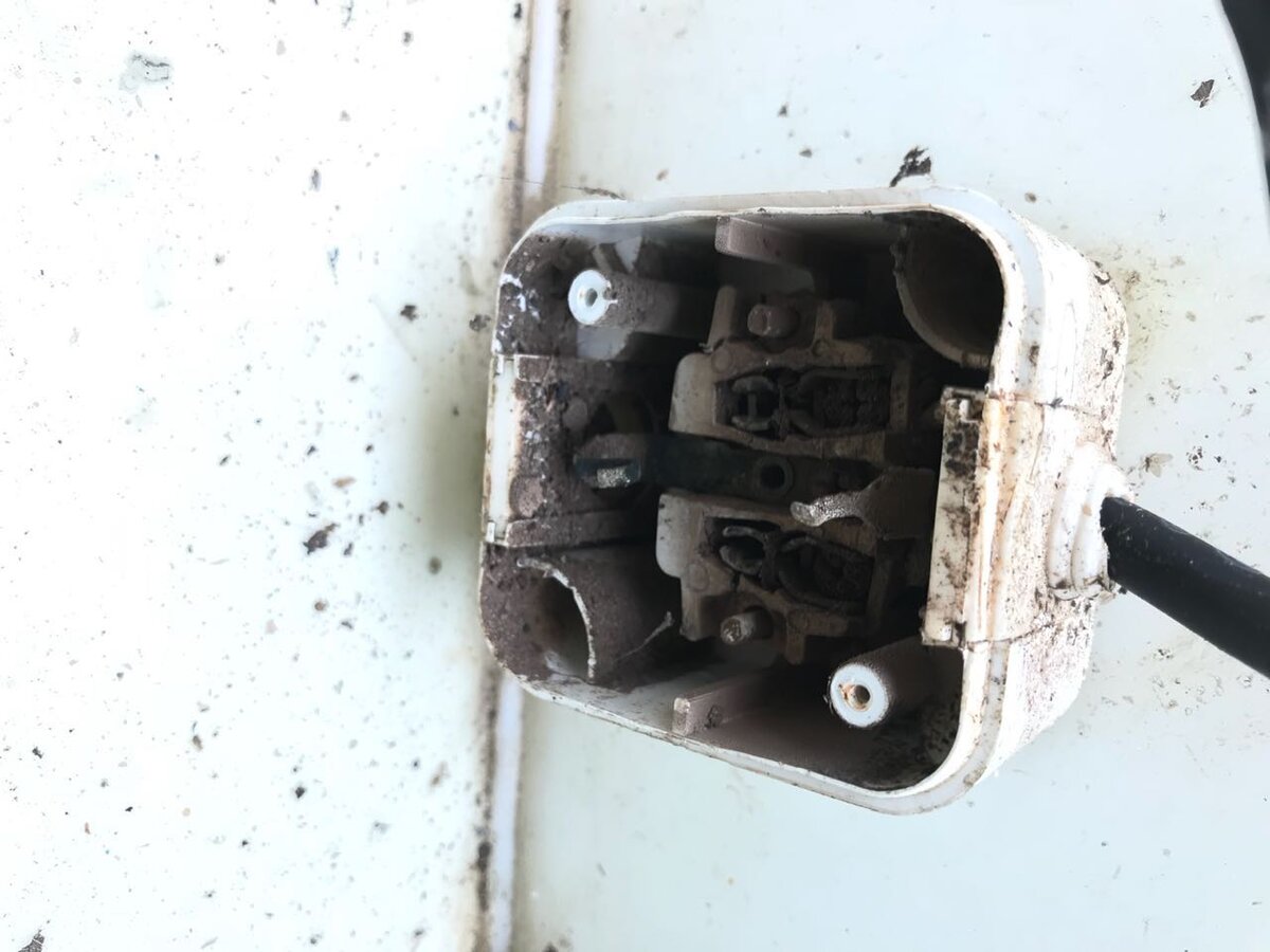 В корпусе полно грязи