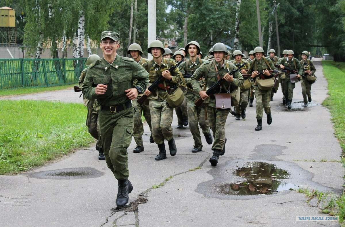 Военным быть не просто. Солдаты на марш броске. Военные бегут. Солдат бежит. Марш бросок в армии.