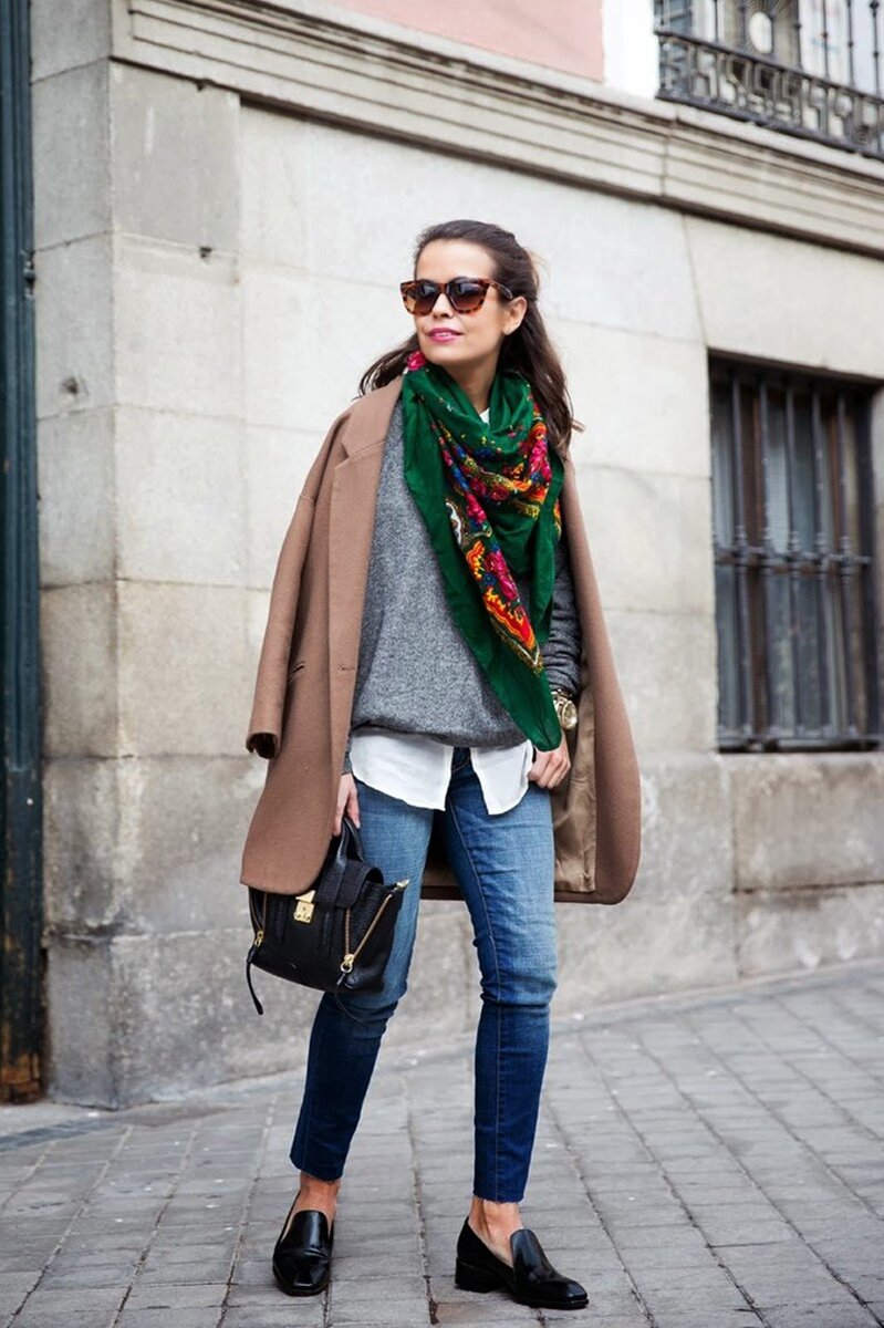 Изумрудный платок чудесно гармонирует с осенней палитрой. /Фото: forbeauty.ru