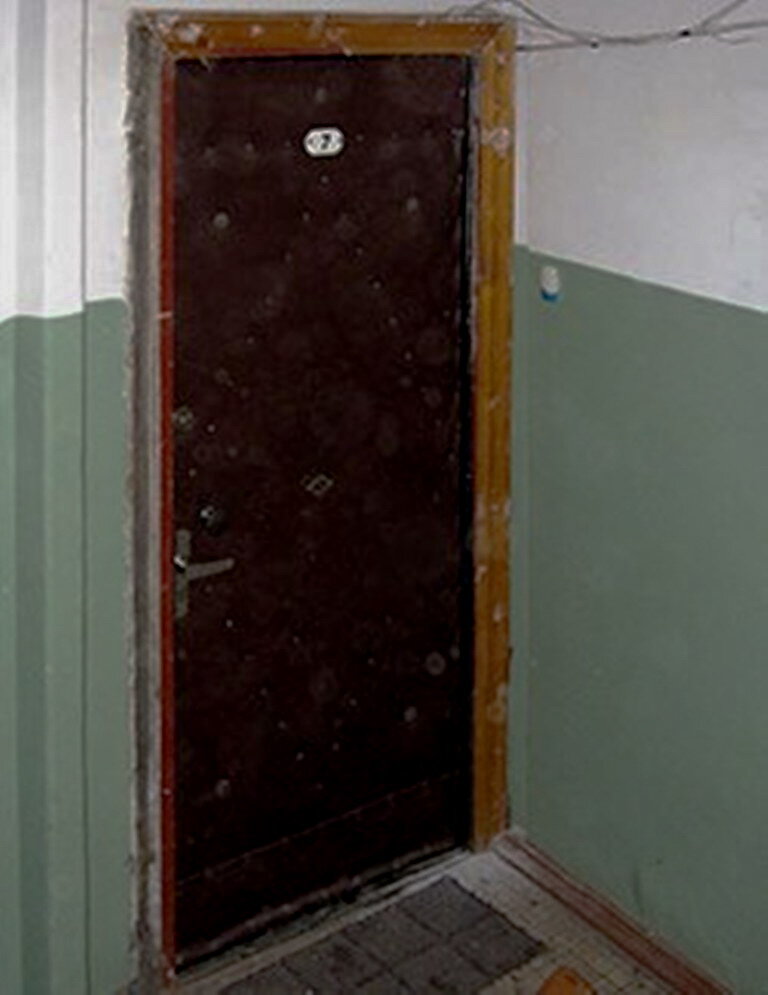 Старые входные двери в квартире. Старая входная дверь в квартиру. Входная дверь старый подъезд. Советская входная дверь в квартиру. Старая металлическая дверь.