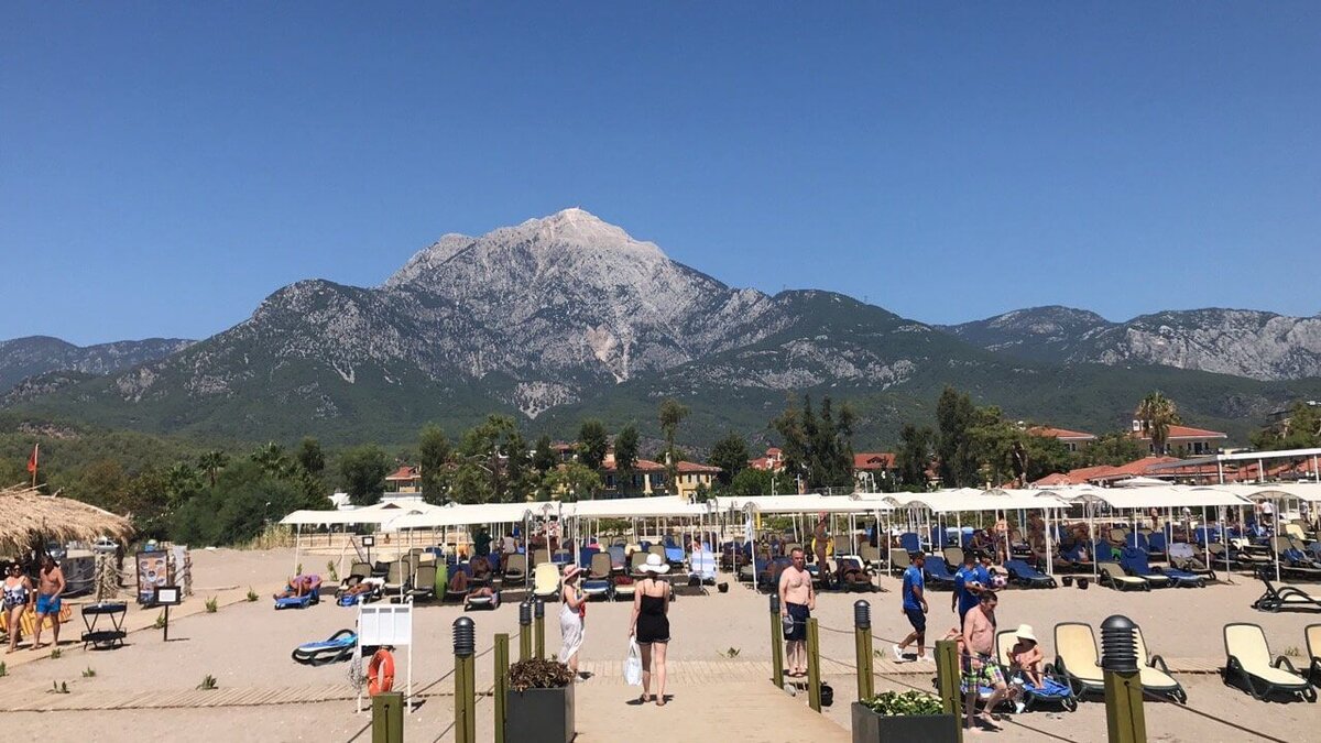 Кстати, если вам не повезет и окна вашего номера будут выходить на бассейн, можно обратиться на ресепшен и за небольшое вознаграждение (15–20 долларов), вам предоставят номер с видом на горы, как минимум.