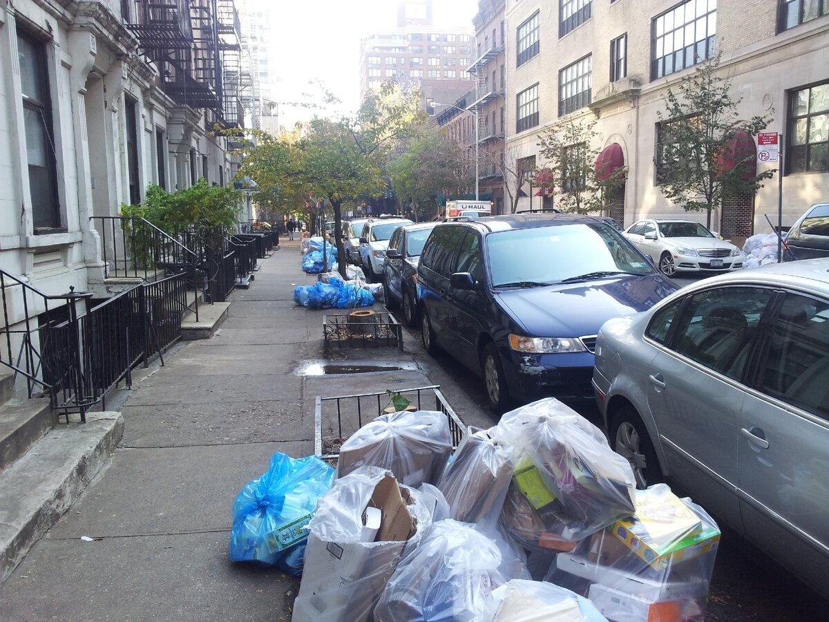Мусор жилых домов Манхэттена ждёт мусоросборщиков.