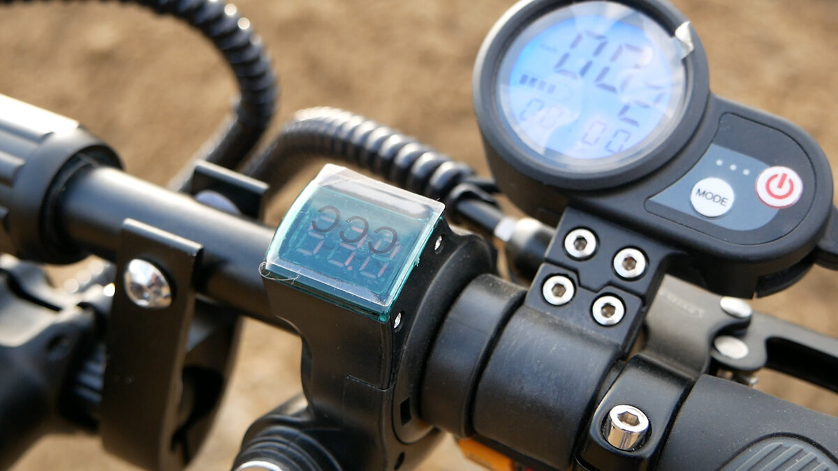 Дисплей практически не видно, но зачем туда смотреть? За дорогой следить надо.