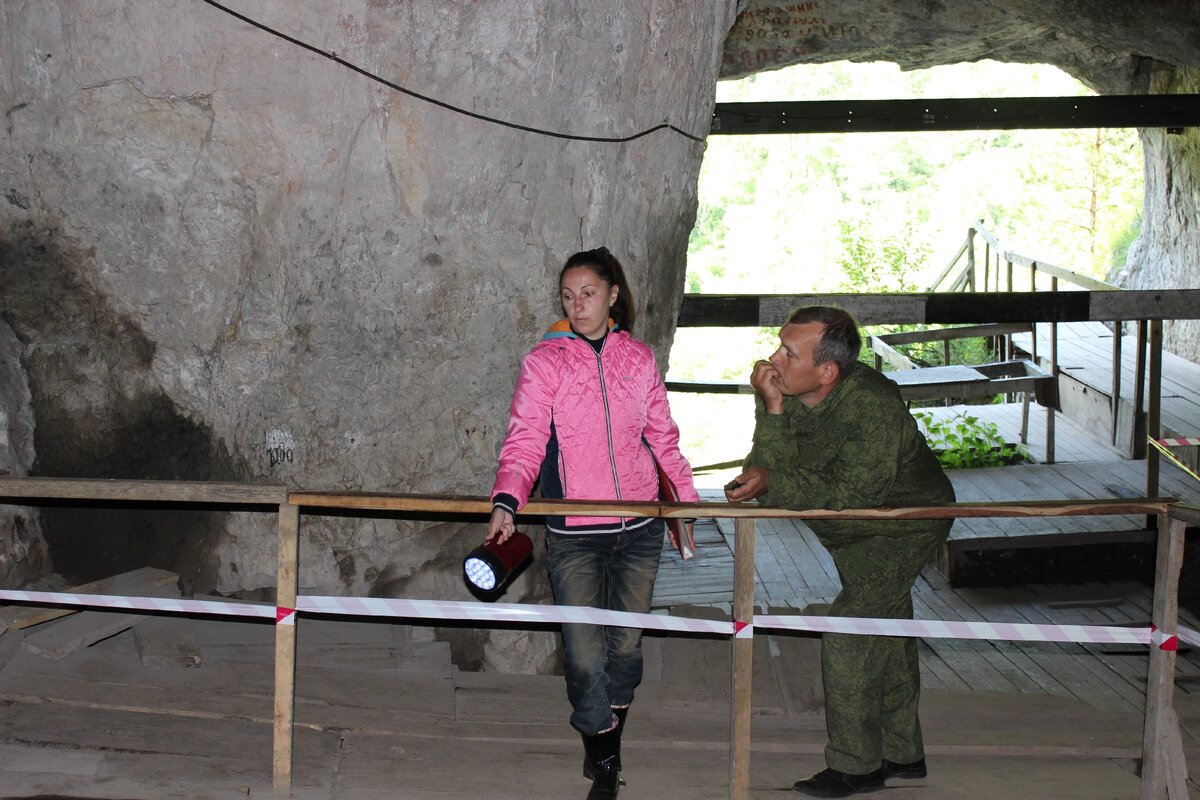 На фото: Денисова пещера в Горном Алтае. Рассказ экскурсовода моему товарищу и экс- танкисту о том, как женщины выходили на разведку из пещер.