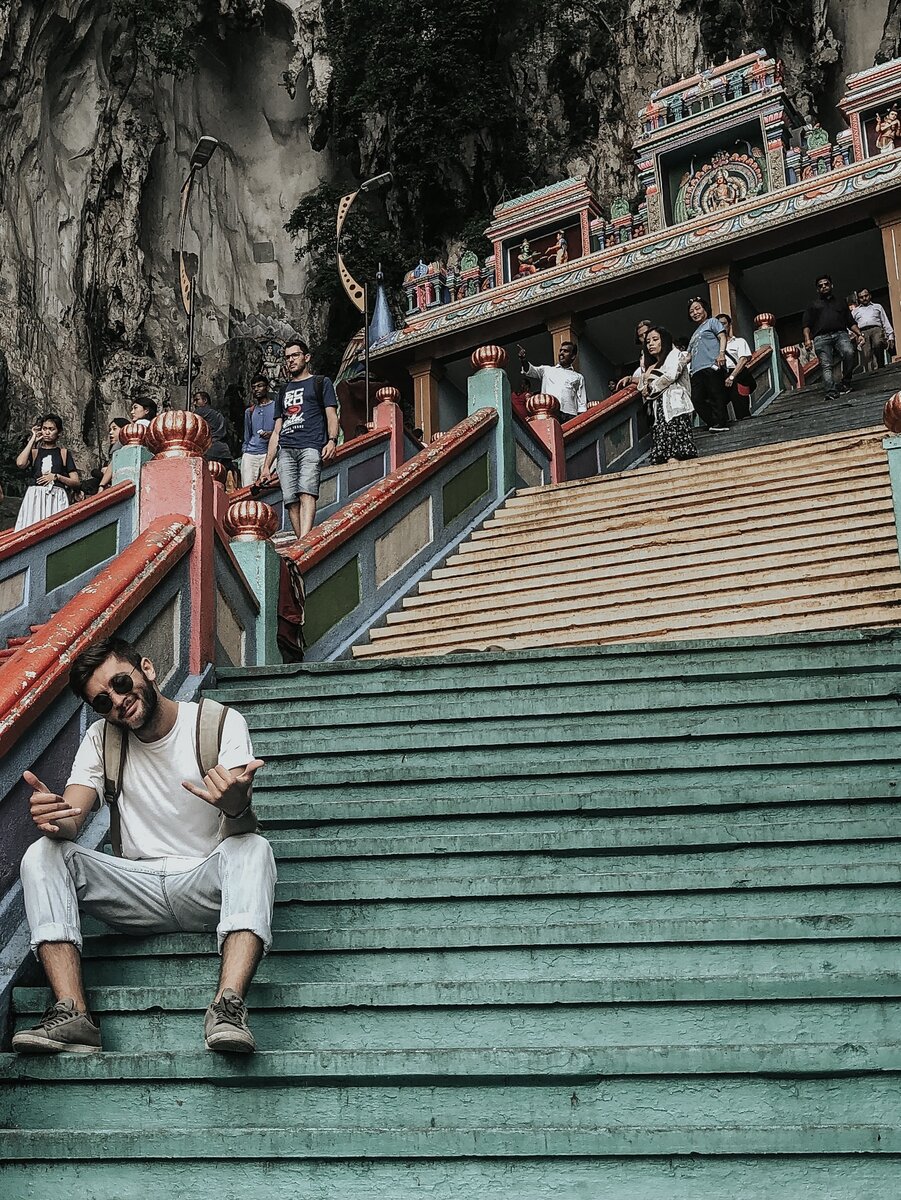 у храма Batu Caves и у башен Близнецов в Куала-Лумпур