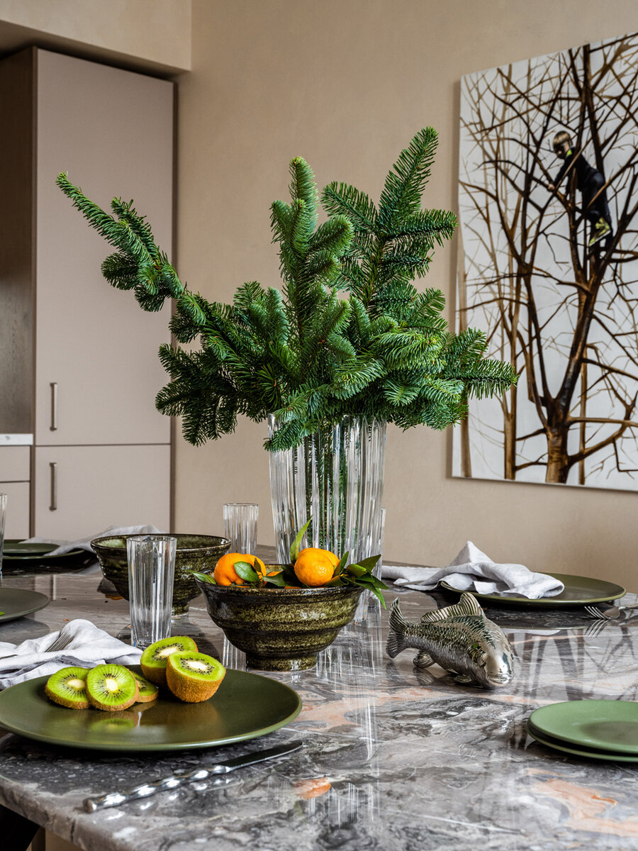 Картина в столовой зоне кухни - "На дереве", художник - Красная Анна.