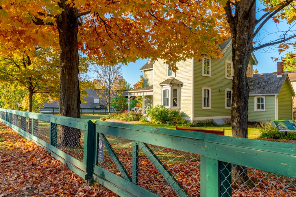 Типичный пример самозахвата прилегающей территории