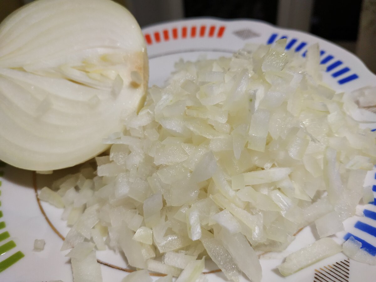 Нарезаем лук