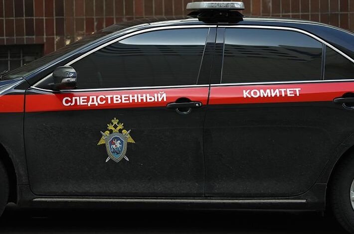 Женщина и двое детей выпали из окна многоквартирного дома на северо-востоке Москвы. Об этом сообщается на сайте Главного управления СКР по Москве.
