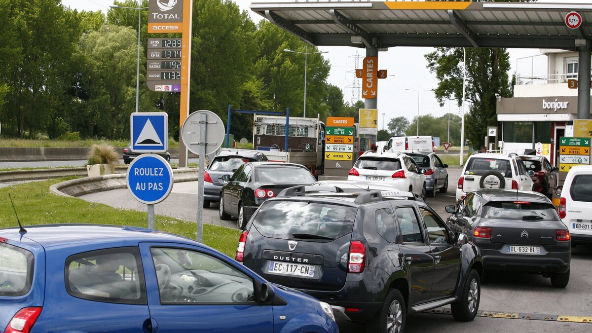 Пробка на заправке. Фото: Яндекс.Картинки