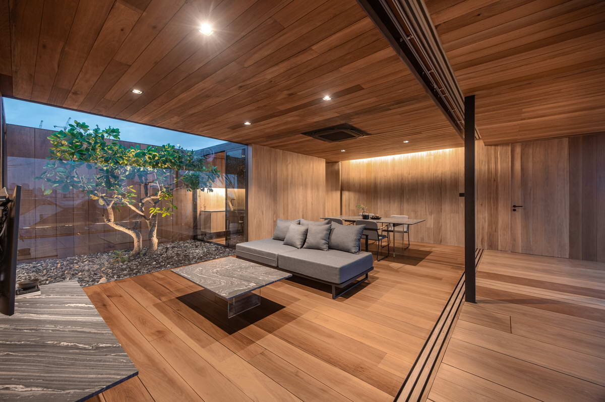 Главная идея этого удивительного проекта состояла в том, чтобы освободить жилое пространство от формы. Авторы хотели, чтобы это была просто коробка без полей, появляющаяся из ниоткуда в небе, как будто бы толщина стены и крыши не существовала, но всё же была возможность сделать отверстия в потолке для установки штор, кондиционеров и встраивания приборов освещения.