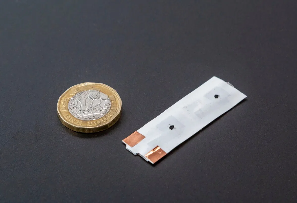 Размер новой батареи чуть больше монеты