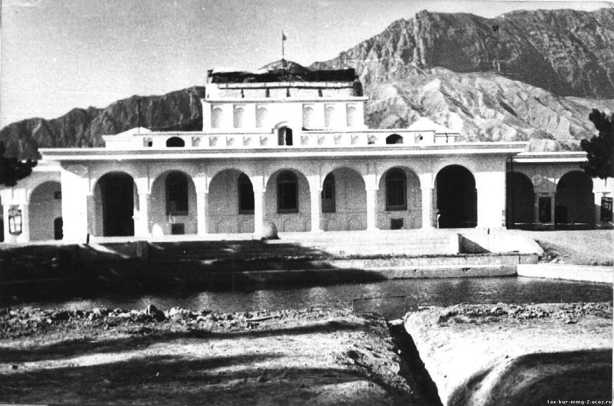 Тот самый "замок" с бассейном. Фото 1986 года. Снимок из сайта 2-й ММГ