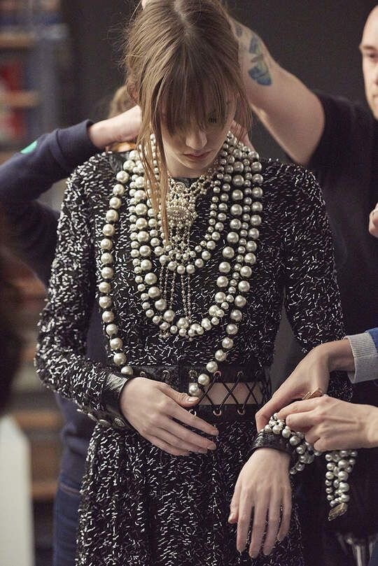 Мода тренд дзен. Chanel autumn 2017 бусы. 2018 Год Шанель. Семерка Шанель 911. Жизнь Коко.