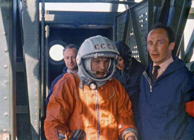 Юрий Гагарин за несколько минут до взлету
