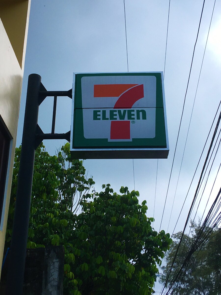 Магазин всегда видно издалека за счет такой вывески