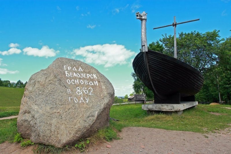 
Памятный камень с датой основания города Белозерск на фоне варяжской ладьи