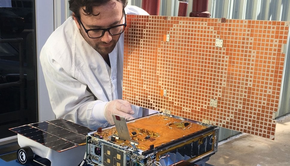 Инженер Joel Steinkraus тестирует солнечные батареи