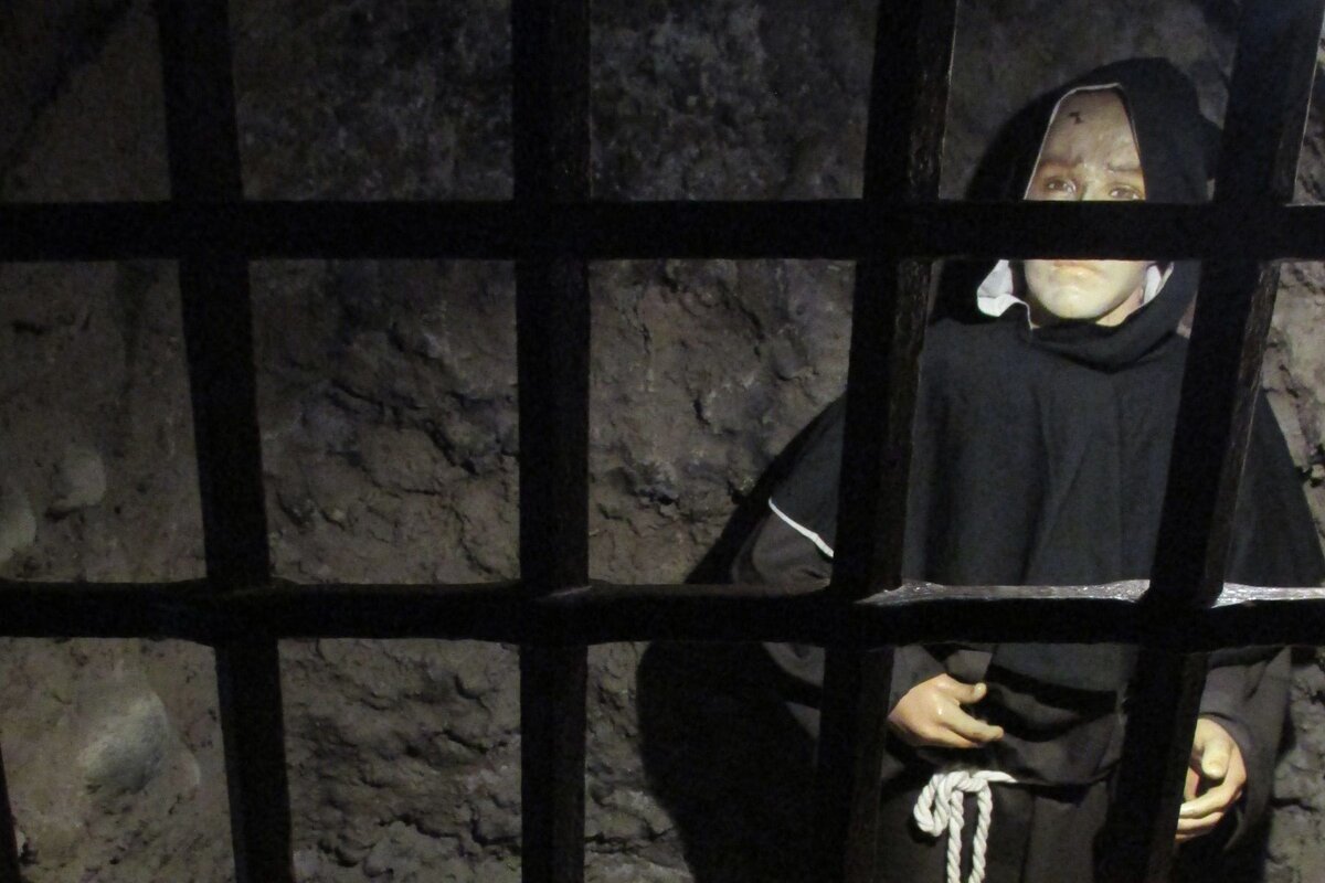 Источник: yandex.ua/images/search?text=инквизиция%20в%20Перу&from=tabbar&pos=1&img_url=https%3A%2F%2Fwww.tripsavvy.com%2Fthmb%2FYI-5PQgBaF72C9CYRzP1xTtPLy4%3D%2F1800x1200%2Ffilters%3Afill%2528auto%2C1%2529%2Fmuseum_inquisition_lima_peru-56a2732c3df78cf77275f732.jpg&rpt=simage