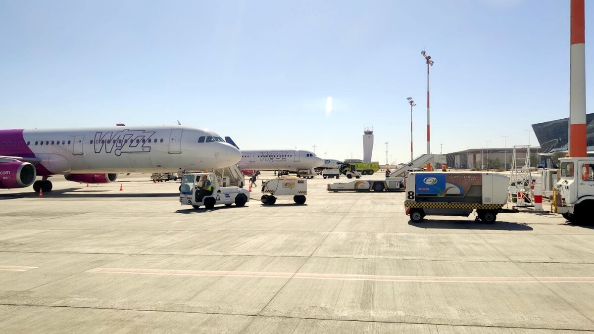 Самолеты очень близко от терминала, пассажиры часто ходят пешком при посадке или высадке.