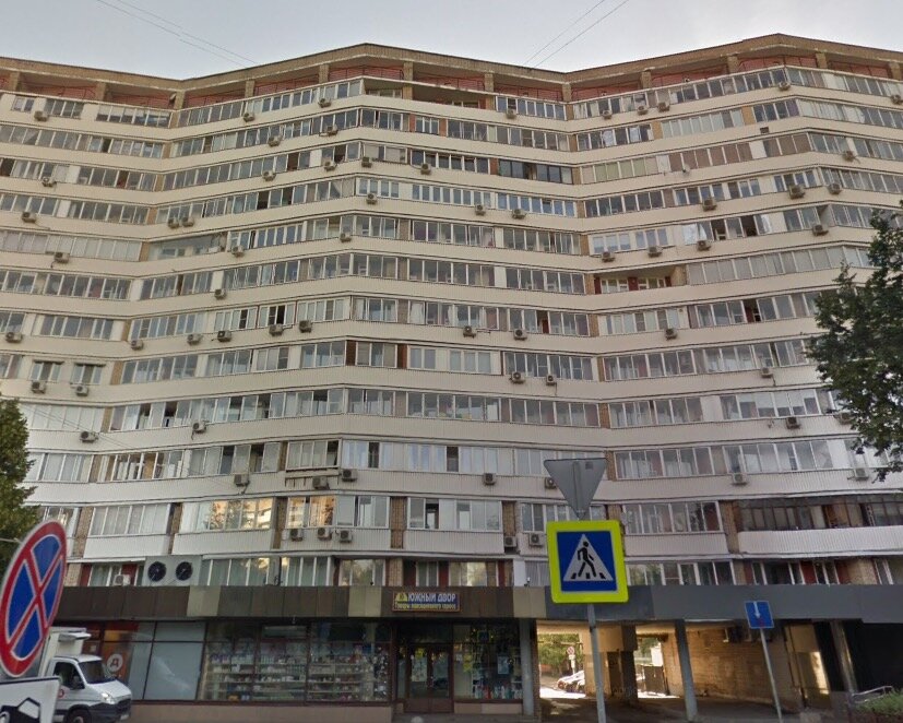 Это мой самый любимый момент в фильме «Иван Васильевич меняет профессию». Царь выходит на балкон обычной московской квартиры Шурика. От видов на Москву у меня до сих пор захватывает дух.-4