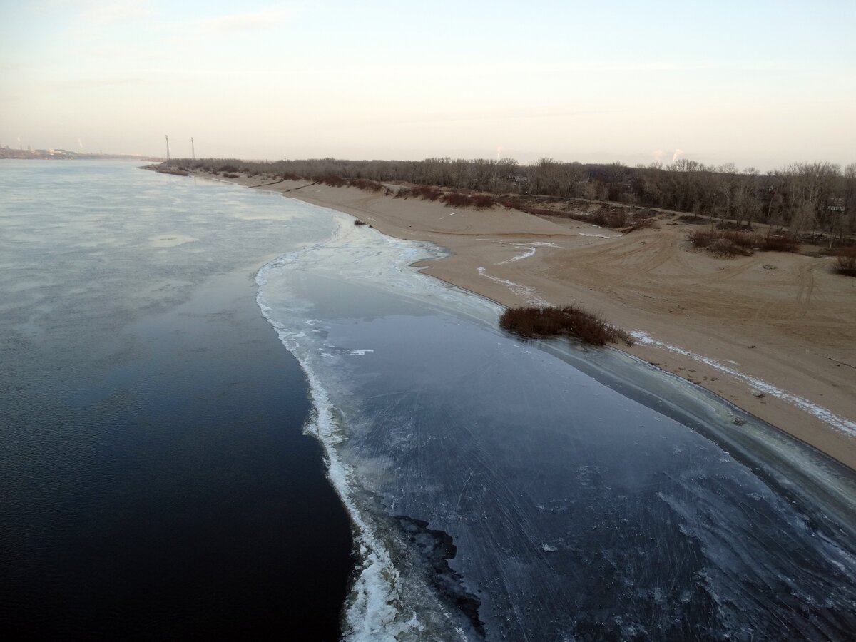 Поднялся сильный мороз. Осенний паводок. Река Волга замёрзшая зимой Саратов. Протоки Волги перед Каспием. Волга перед Тверью хранилище.