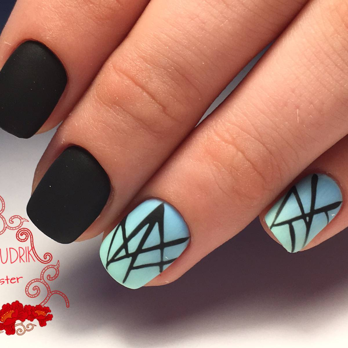 Очень хорошее решение для любительниц яркого маникюра и черного цвета.