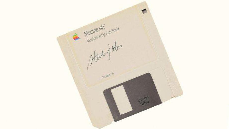 Дискета с автографом Стива Джобса. 
Фото: аукционный онлайн-сервис RR Auction