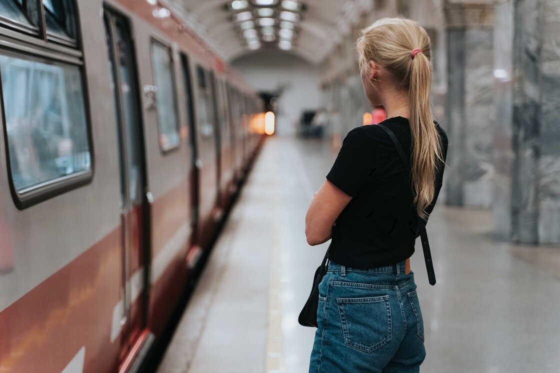 Девочки в метро