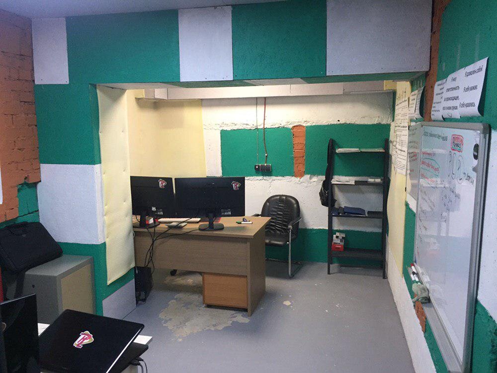 Кабинет директора из унылого подвала...