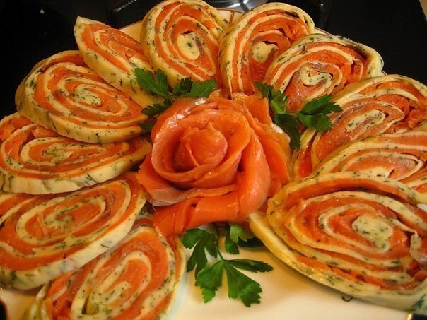 Ингредиенты:

400 г твердого сыра                                                                                                                                               300 г соленой форели или семгилистья салатазелень

Эта вкуснейшая закуска украсит любой праздничный стол, яркий сырно - рыбный рулет понравится всем гостям.
Сыр натереть на средней терке, зелень мелко нарезать, перемешать половину зелени и сыр.
Выложить смесь в плотный пакет, погрузить в кипящую воду и выдержать, пока сыр полностью не размягчится.
Рыбу нарезать тонкими длинными ломтиками.
Раскатать расплавленный сыр на пакете в тонкий пласт, положить на него полоски рыбы, пересыпая оставшейся зеленью, завернуть все рулетом, завернуть его в пленку и убрать в холодильник на несколько часов.
Перед подачей закуска нарезается пластиками, укладывается на салатные листья.