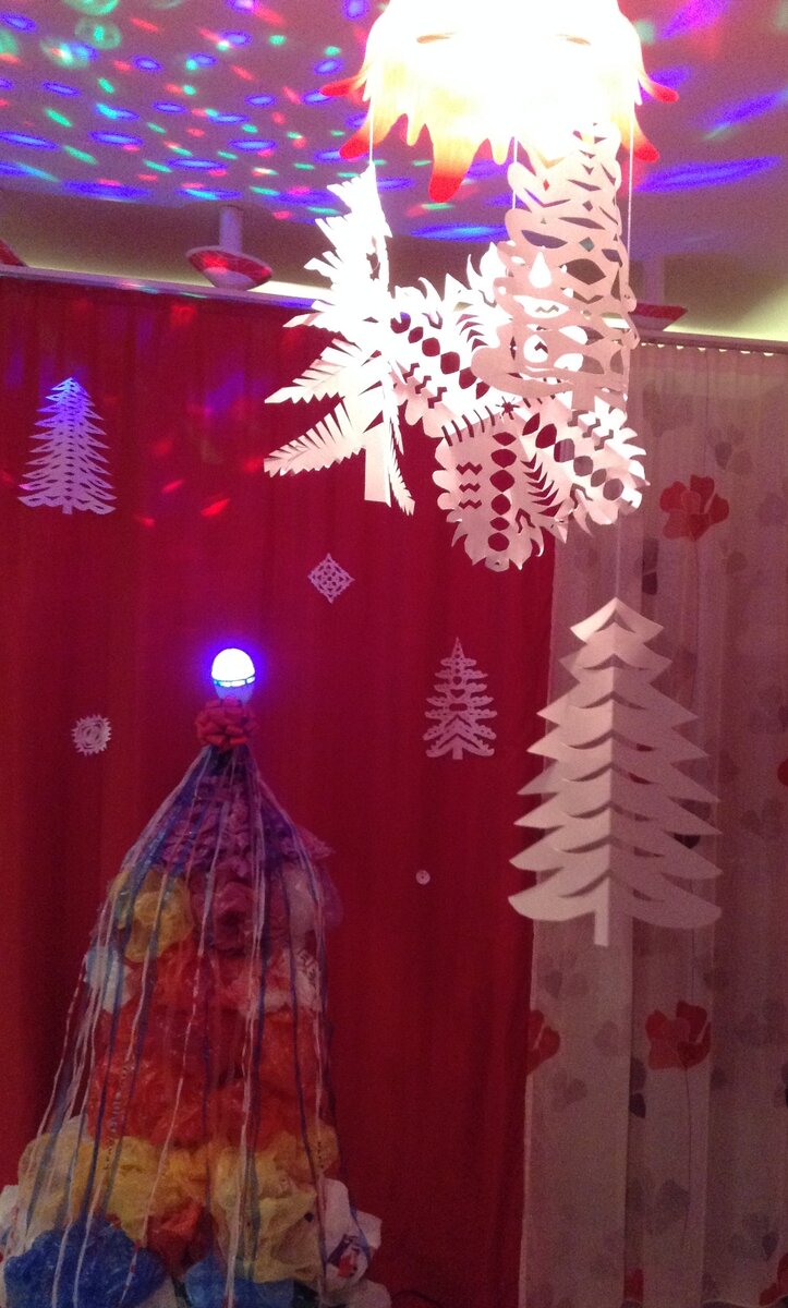 Эксцентричная и вполне весёлая ёлочка. 