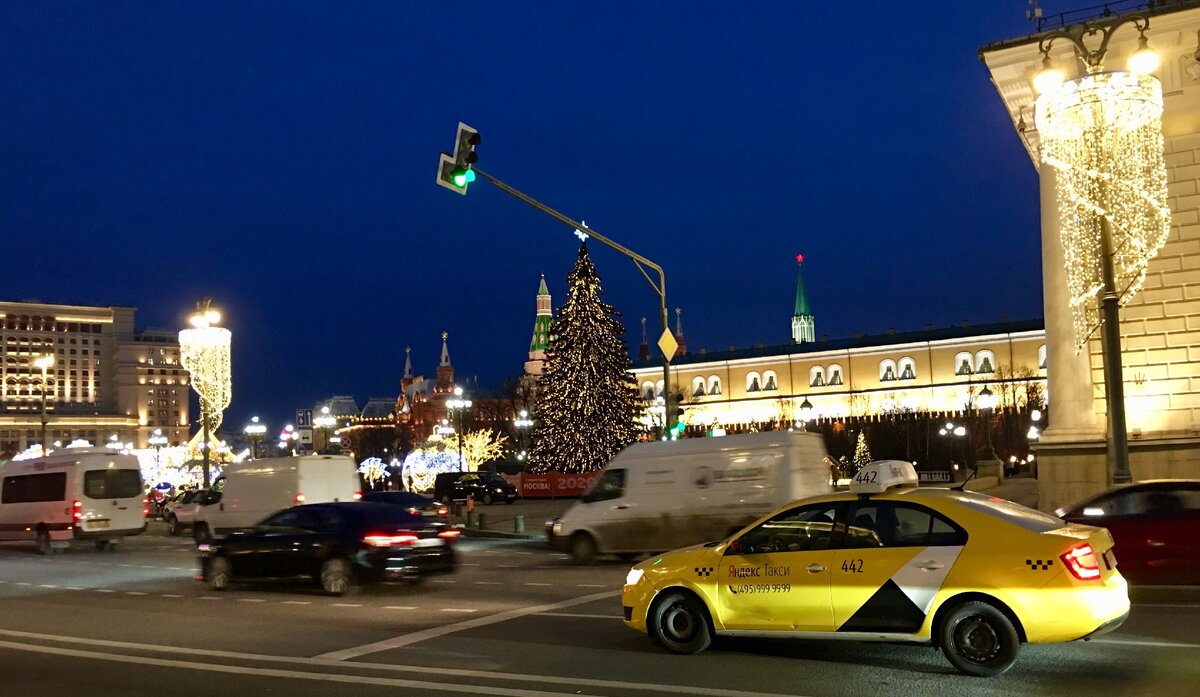Москву очень красиво нарядили, но новогоднего настроения совершенно нет