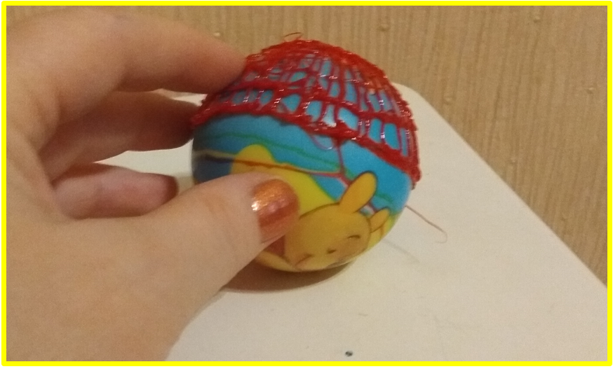На половинке резинового мячика ручкой рисуйте любую паутинку, как вам нравится. Сжимая мячик, вы легко отделите половинку будущей игрушки от основы.
