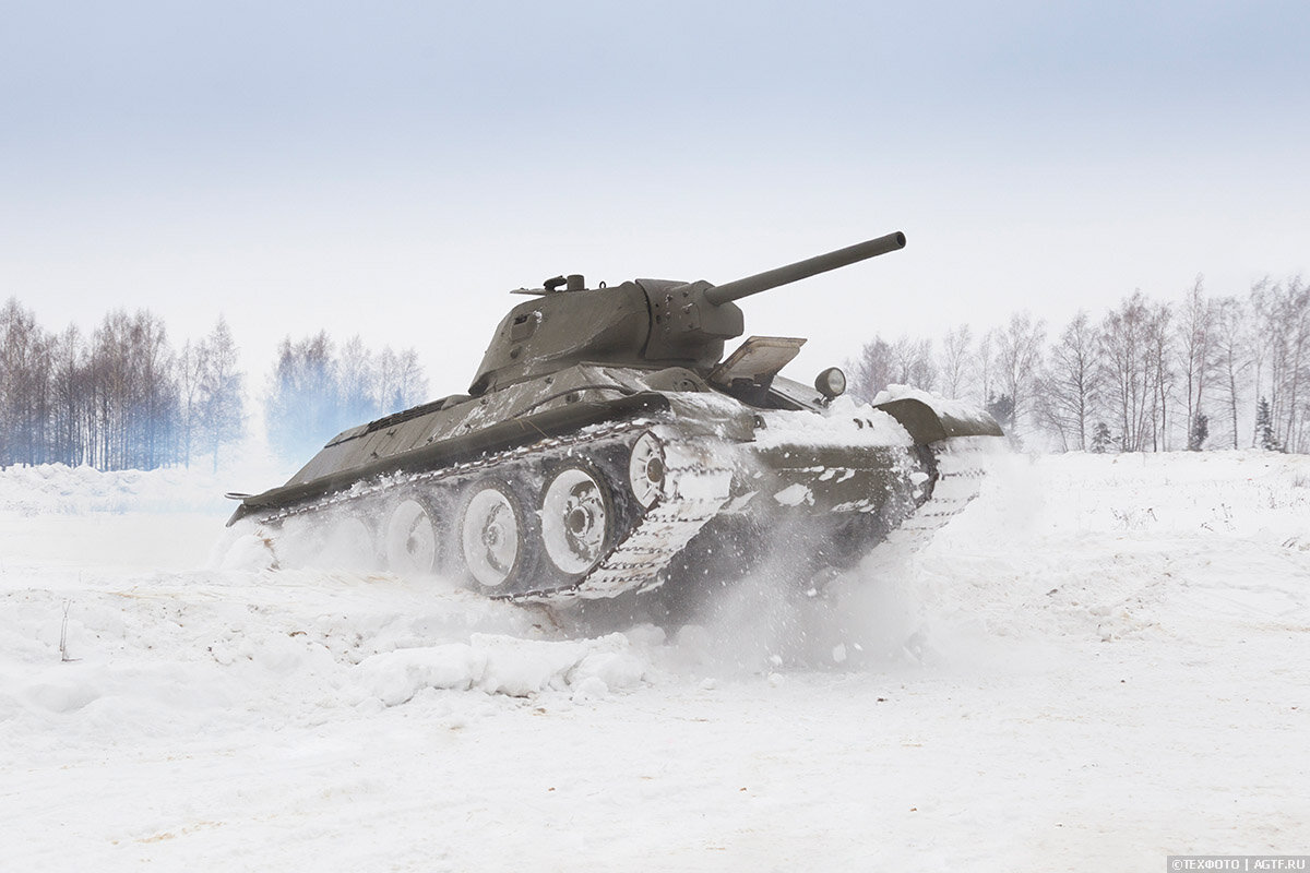На фотографии танк Т-34-76 выпуска начала 1941 года. 